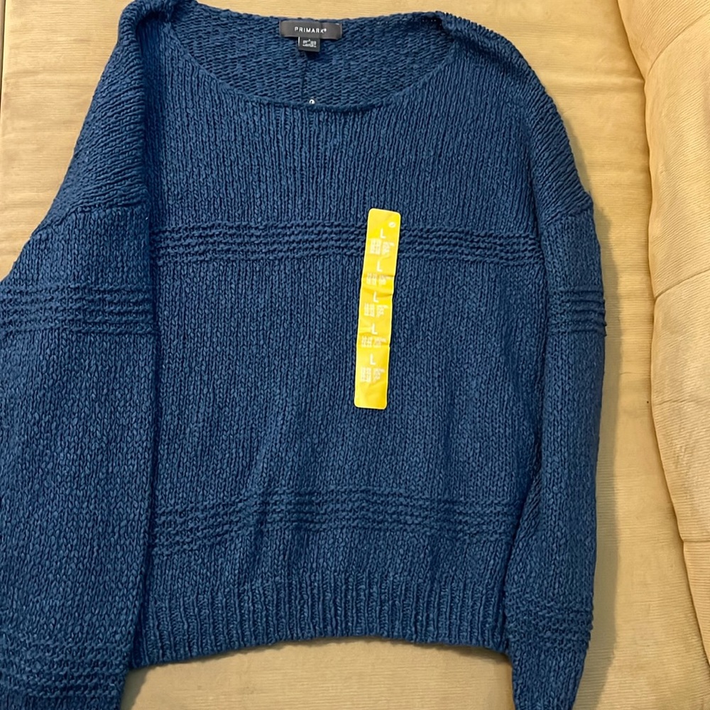 Primark large sweater. Is light.